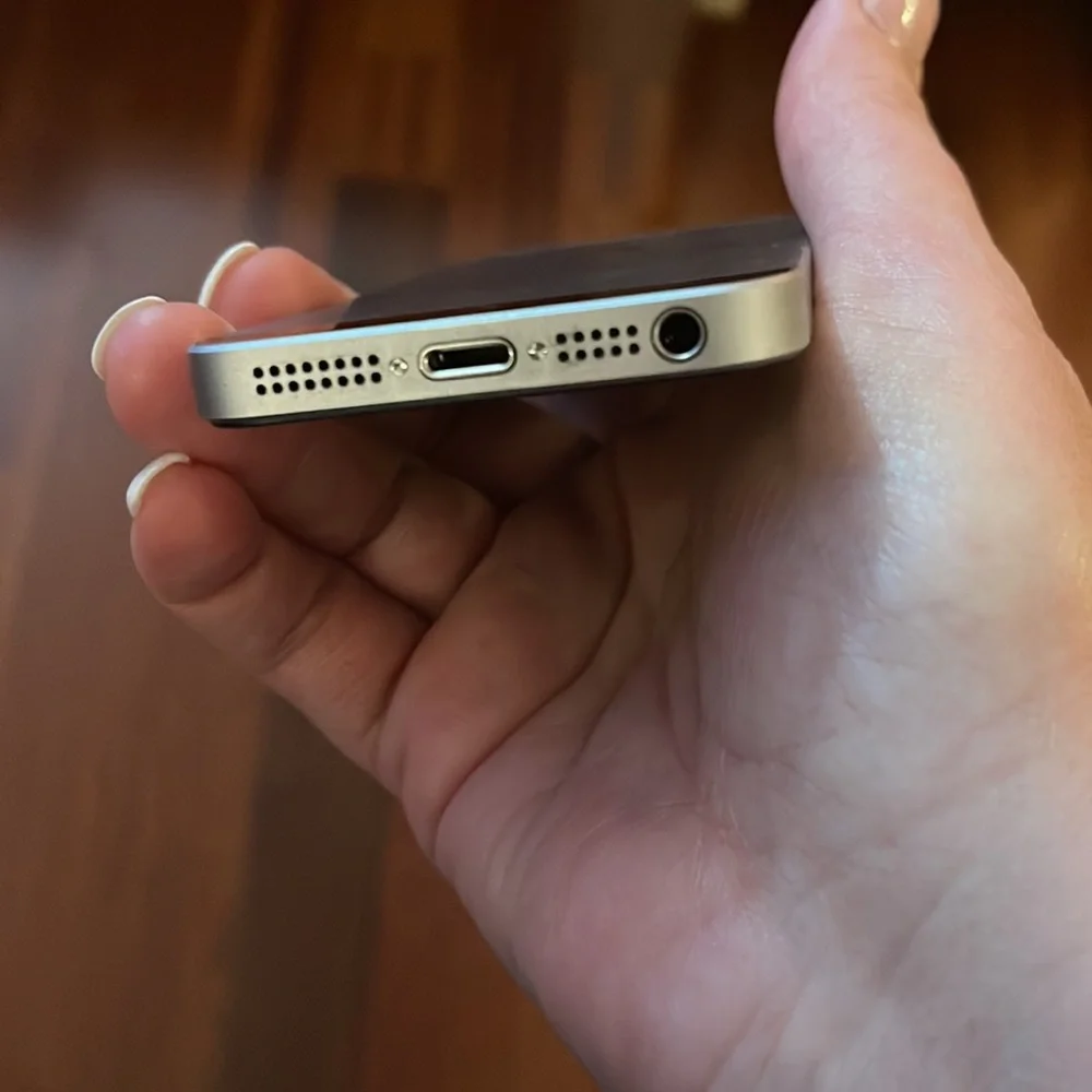 Apple iPhone 5se AT&T phone. Great condition. 16gb.